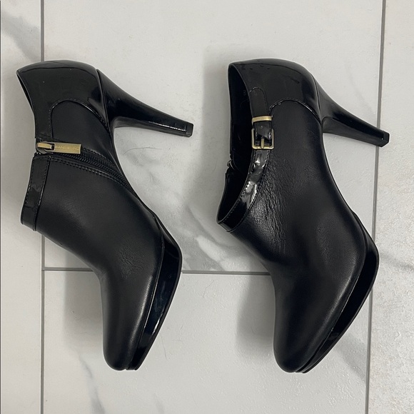 Bandolino Black Leather Ankle Boots Stiletto Heels Side Zipper Buckle Accent - Picture 3 of 15